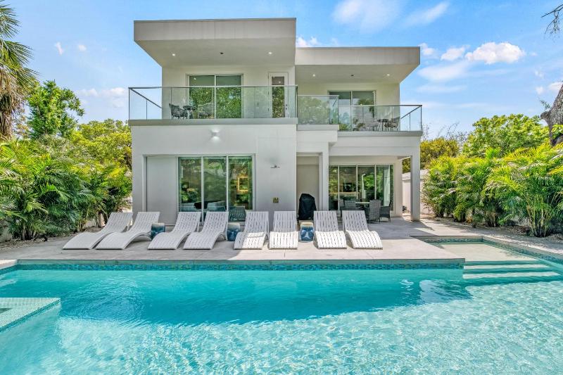 Tamiami Vice - Luxury Siesta Key Home with Heated Pool & Prime Location – Book Your Escape Today! - image 2
