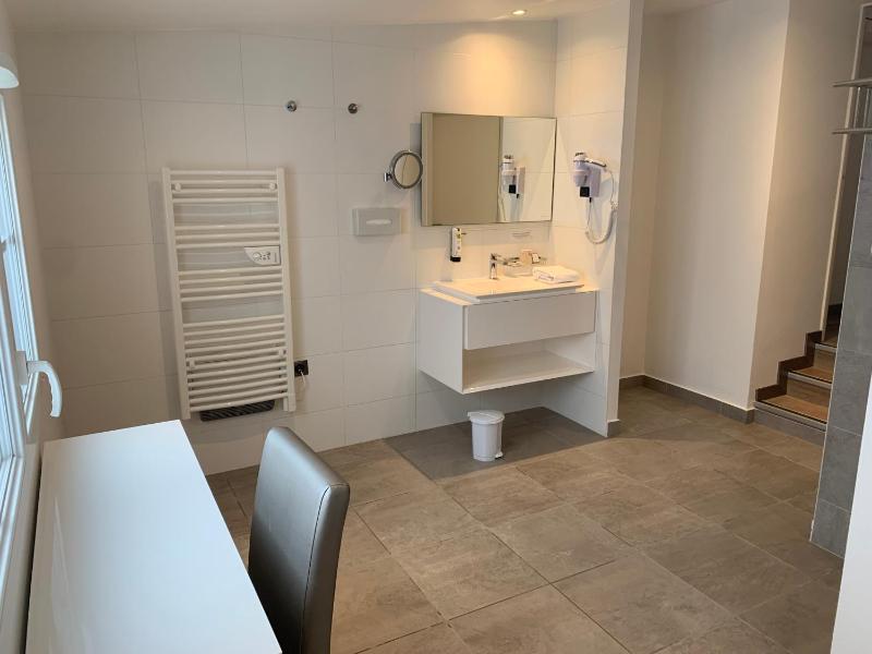 Deluxe Double or Twin Room image 3