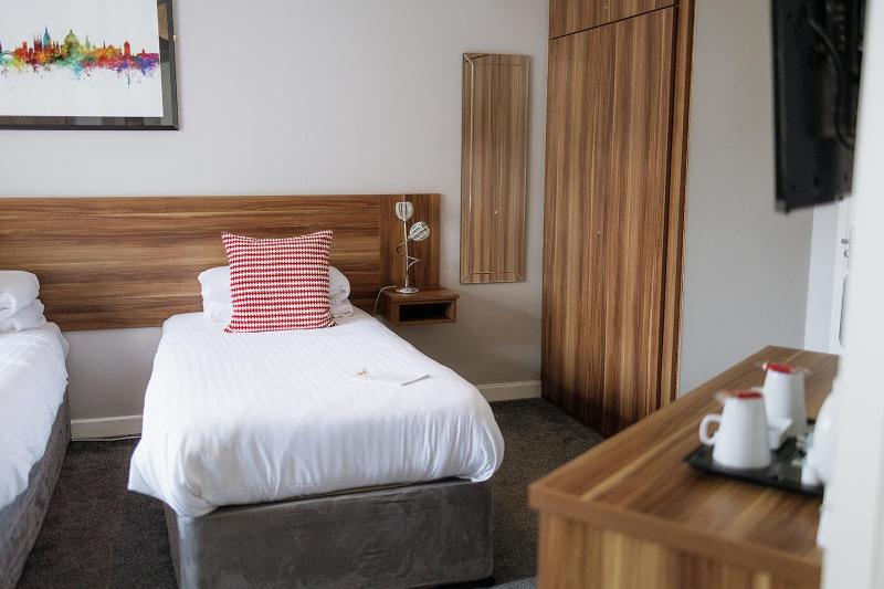 Superior Twin Room image 3