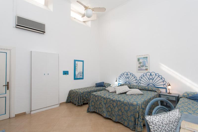 Economy Quadruple Room image 4