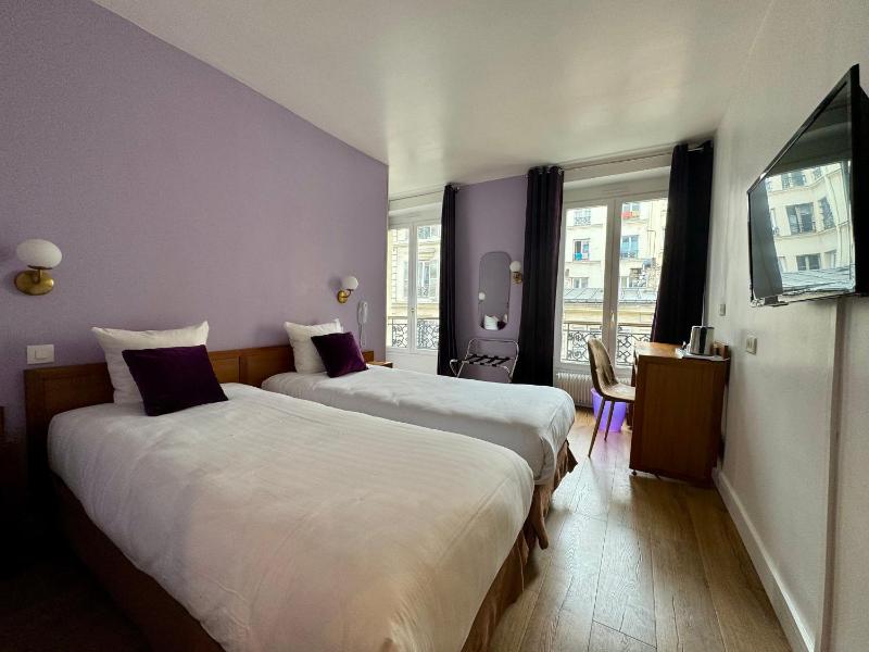 Superior Twin Room with City View image 3