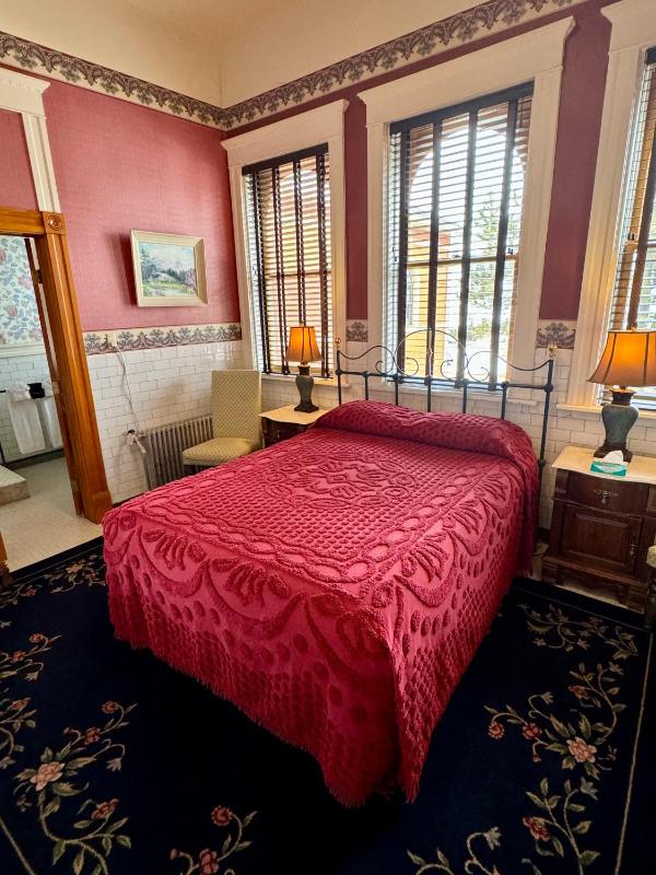 Operating Room, 1 Queen Bed (Second Floor - No Elevator) image 1