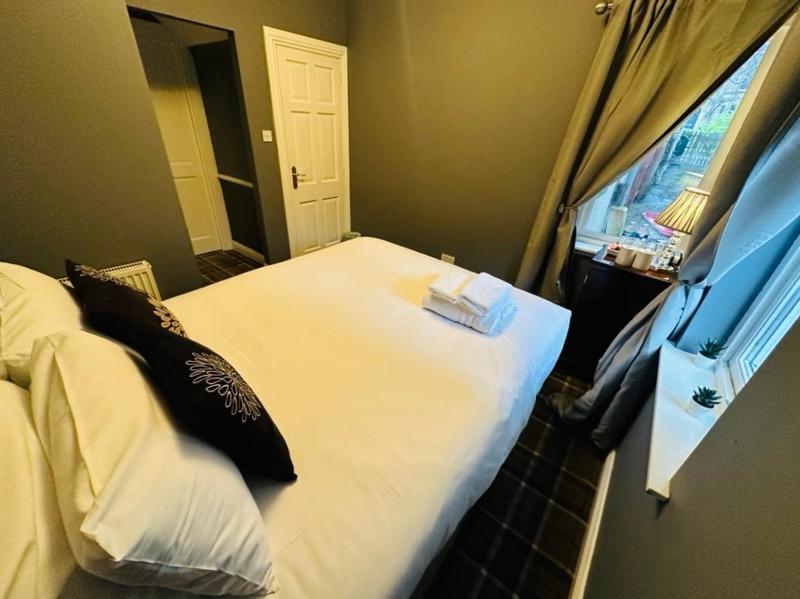 Small Double Room image 4