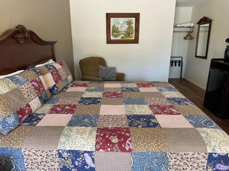 Sunset Inn and Suites - image 15