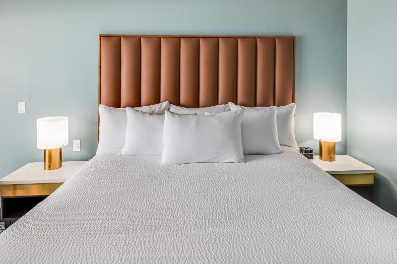Standard King Room image 3