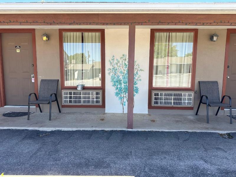 Sunset Inn and Suites - image 8