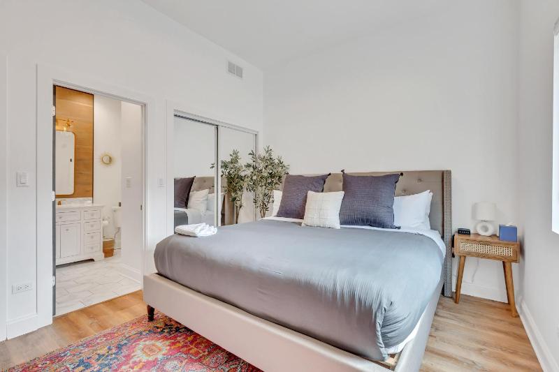 Bright Modern 4Bd 2Ba in the Heart of Wrigleyville condo - image 5