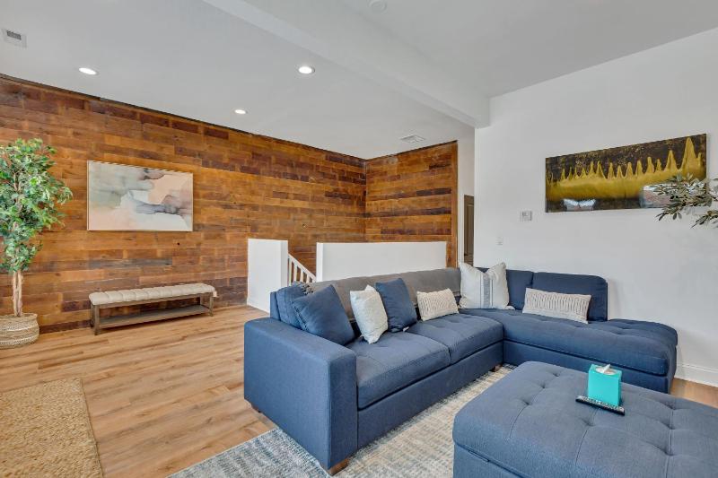 Bright Modern 4Bd 2Ba in the Heart of Wrigleyville condo - image 2