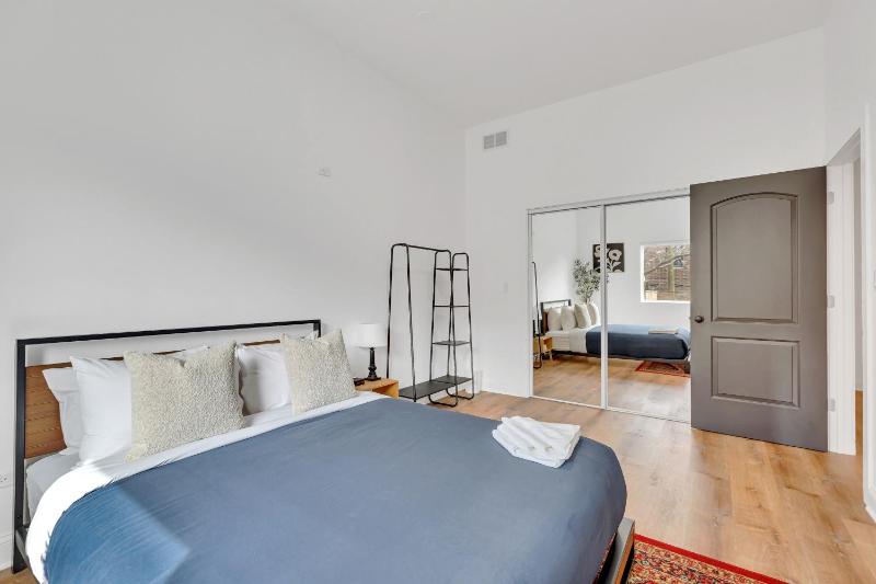 Bright Modern 4Bd 2Ba in the Heart of Wrigleyville condo - image 3