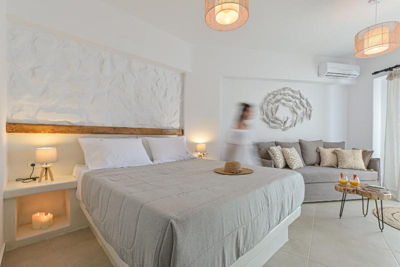Deluxe Suite with Pool View & Private Hot Tub image 1