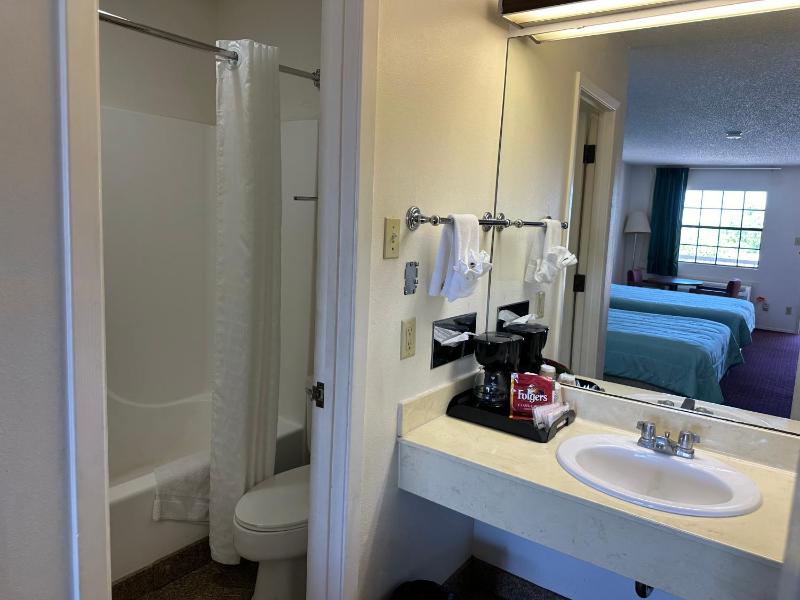 Windcrest Inn and Suites - image 29