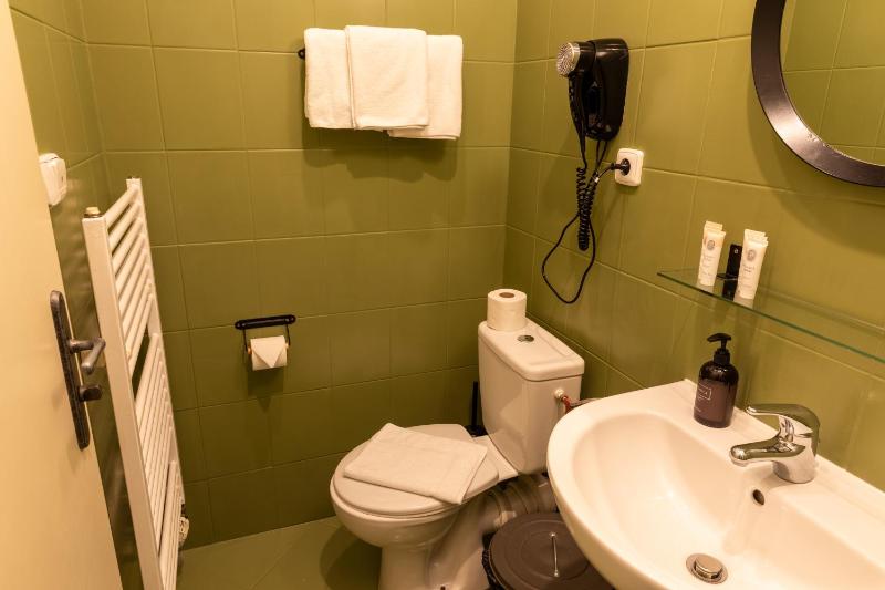 Deluxe Triple Room image 4