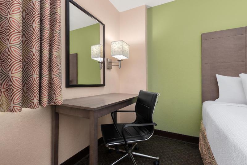 Deluxe Double Room with Two Double Beds image 4