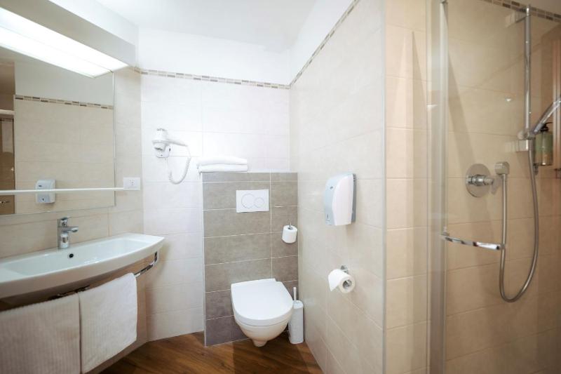 Standard Quadruple Room image 2