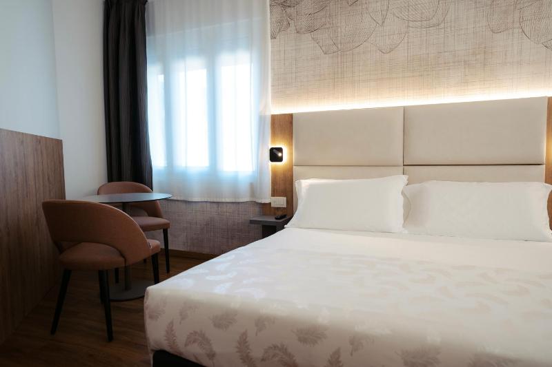 Standard Quadruple Room image 4