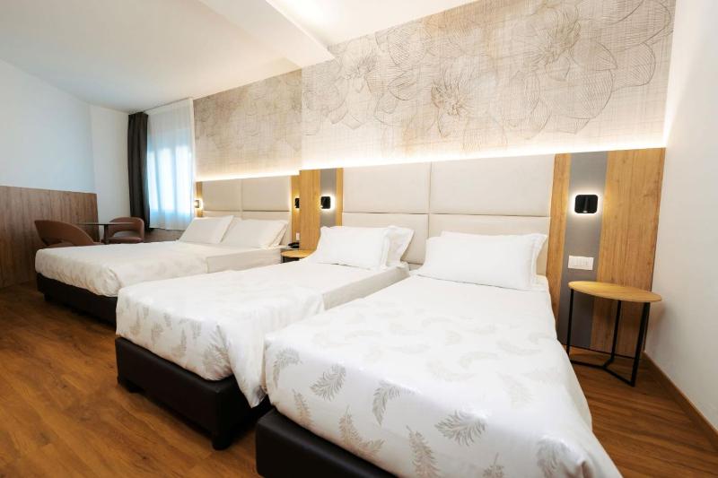 Standard Quadruple Room image 3