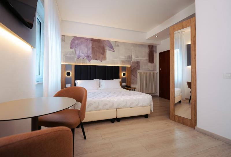 Superior Triple Room image 4