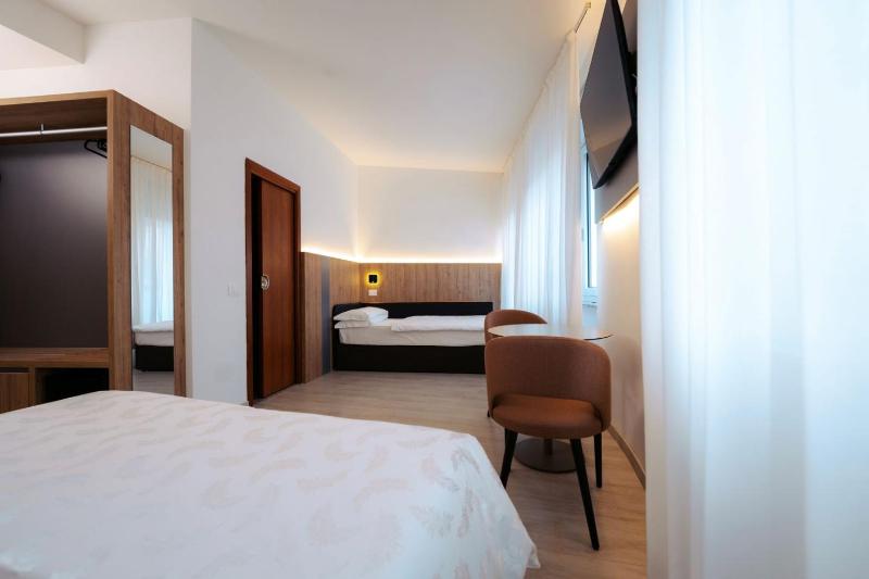 Superior Triple Room image 3