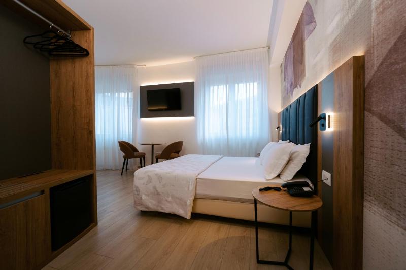 Superior Triple Room image 2