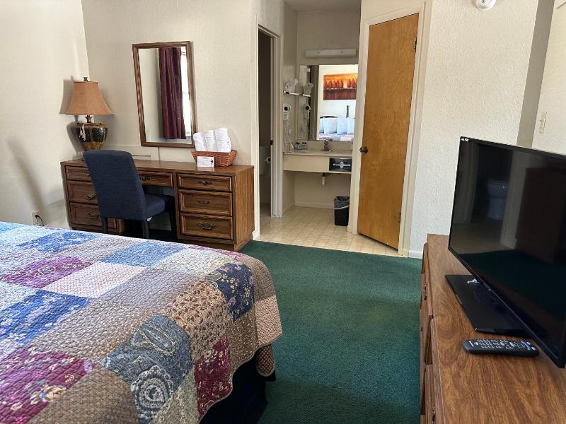 Sunset Inn and Suites - image 3