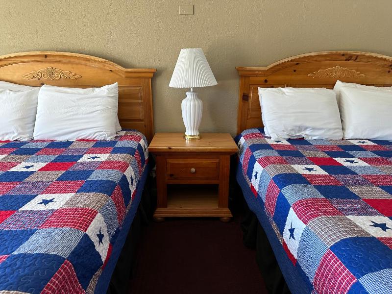 Queen Room with Two Queen Beds image 4