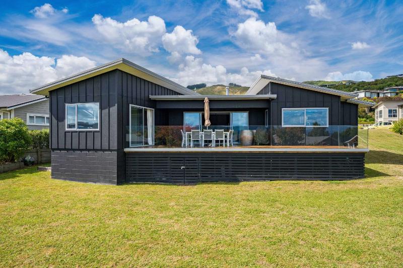 Lake Life Kinloch - Taupo Holiday Home - image 30