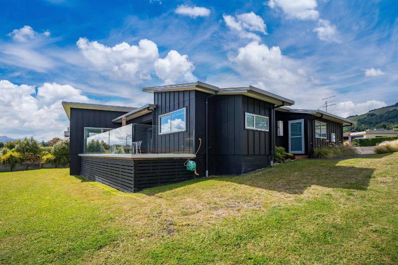 Lake Life Kinloch - Taupo Holiday Home - image 11