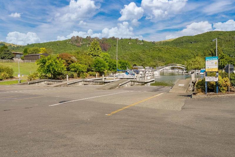 Lake Life Kinloch - Taupo Holiday Home - image 14