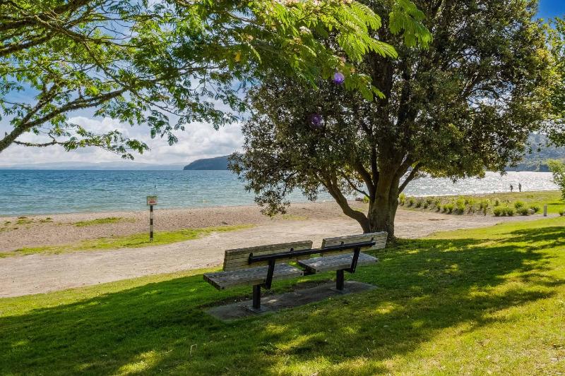 Lake Life Kinloch - Taupo Holiday Home - image 25