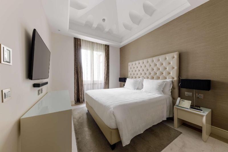 Deluxe King Room image 4