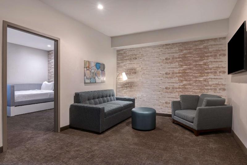 Queen Suite - Non-Smoking image 3