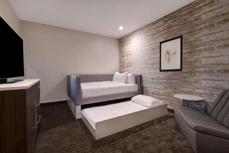 Queen Suite - Non-Smoking image 4