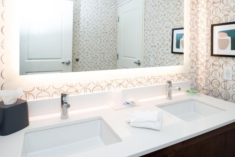 One-Bedroom Queen Suite image 4
