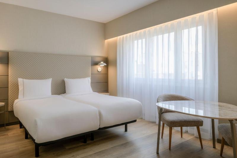 Standard Plus Twin Room image 4