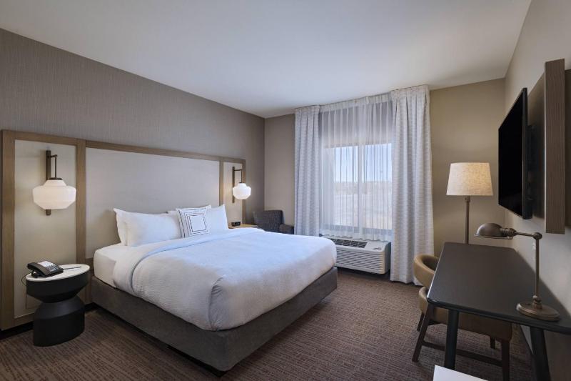 Guest Room, 1 King image 3