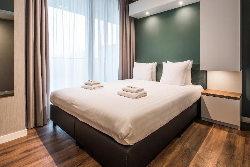 1 Bedroom Apartment with Balcony and Sofa Bed image 3