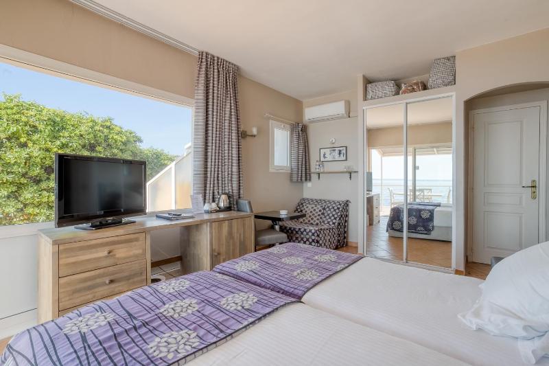 Superior Twin Room with Sea View image 3