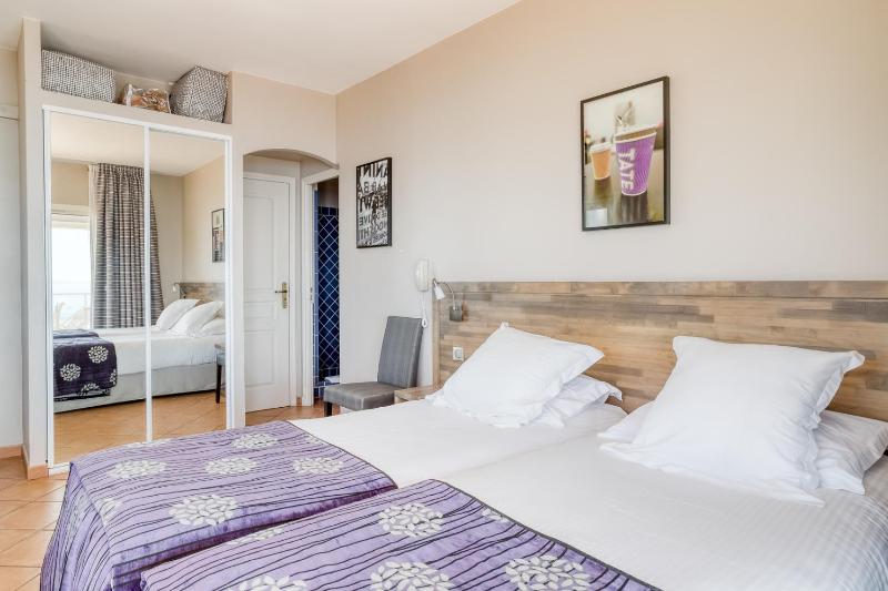 Superior Twin Room with Sea View image 4