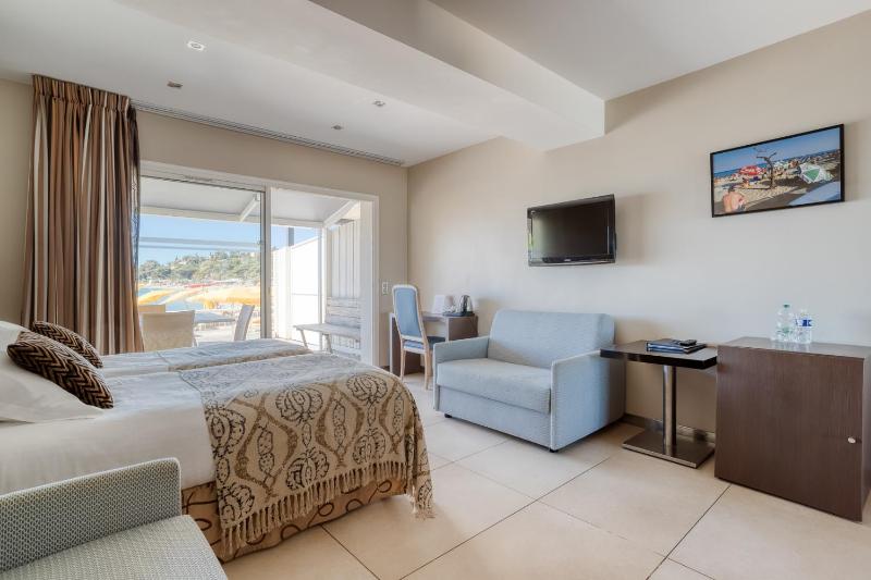 Superior Twin Room image 3