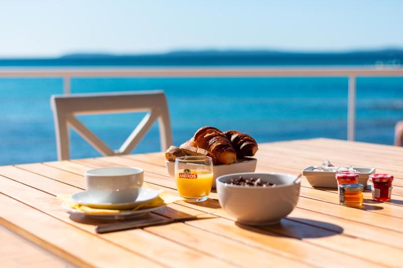 Deluxe Double or Twin Room with Sea View image 4