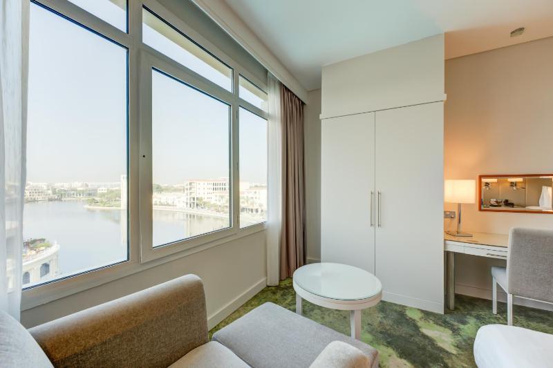 Lake View Deluxe King Room - Shuttle Service to JBR Beach and Access to The Market Mall image 1