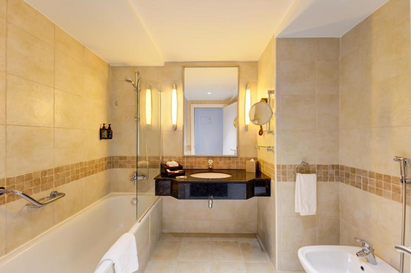 Superior Twin Room - Shuttle Service to JBR Beach and Access to The Market Mall image 3