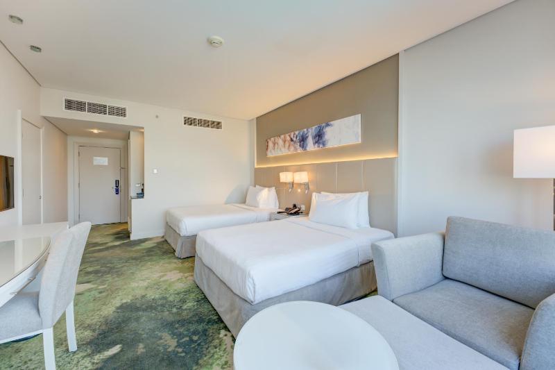 Superior Twin Room - Shuttle Service to JBR Beach and Access to The Market Mall image 1
