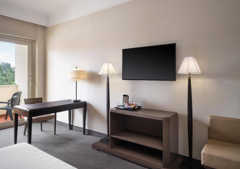 Standard King Room image 4
