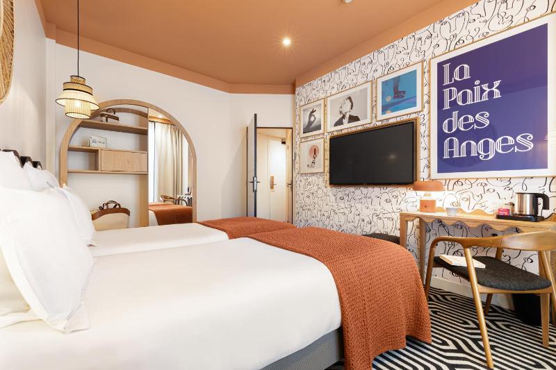 Double or Twin Room with Sea View image 4