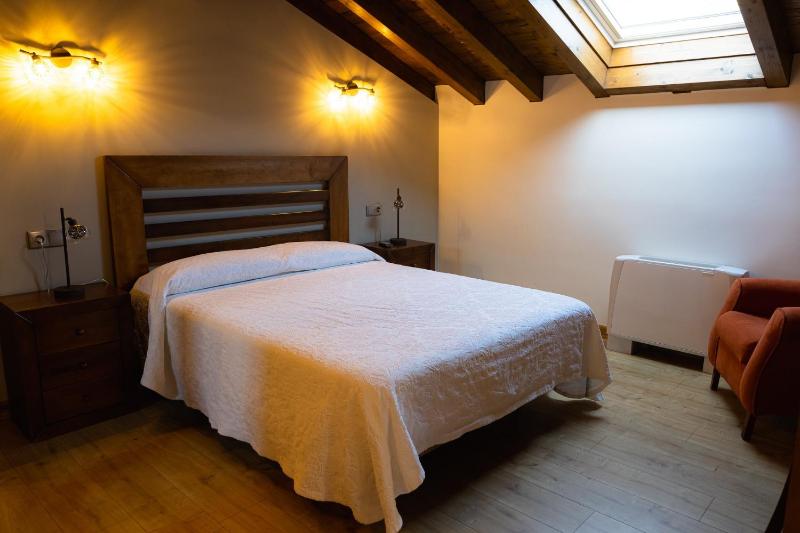 Large Double Room image 1