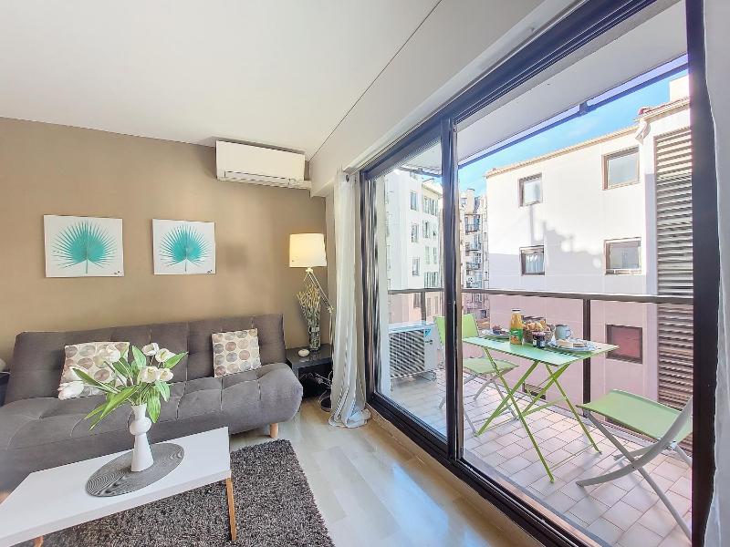 Studio with Balcony image 4