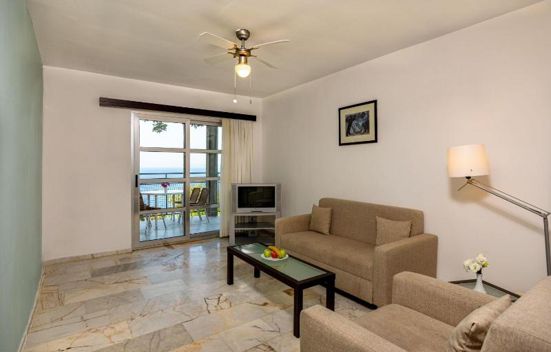 One-Bedroom Suite image 3