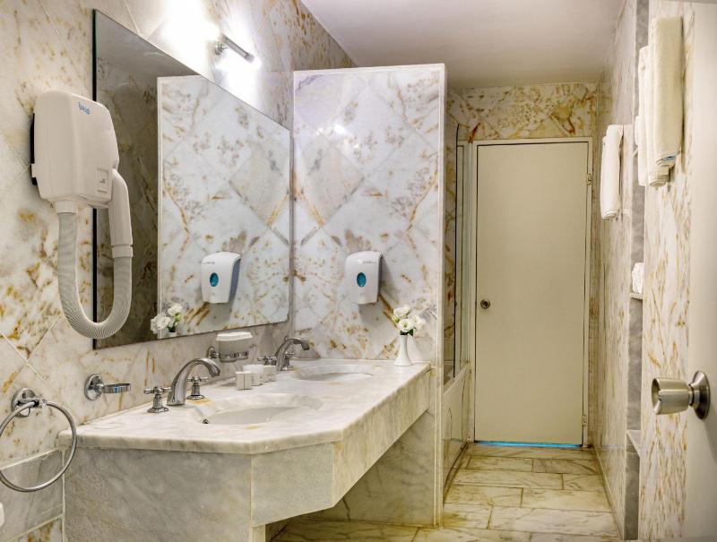 Superior Suite with Sea View image 2
