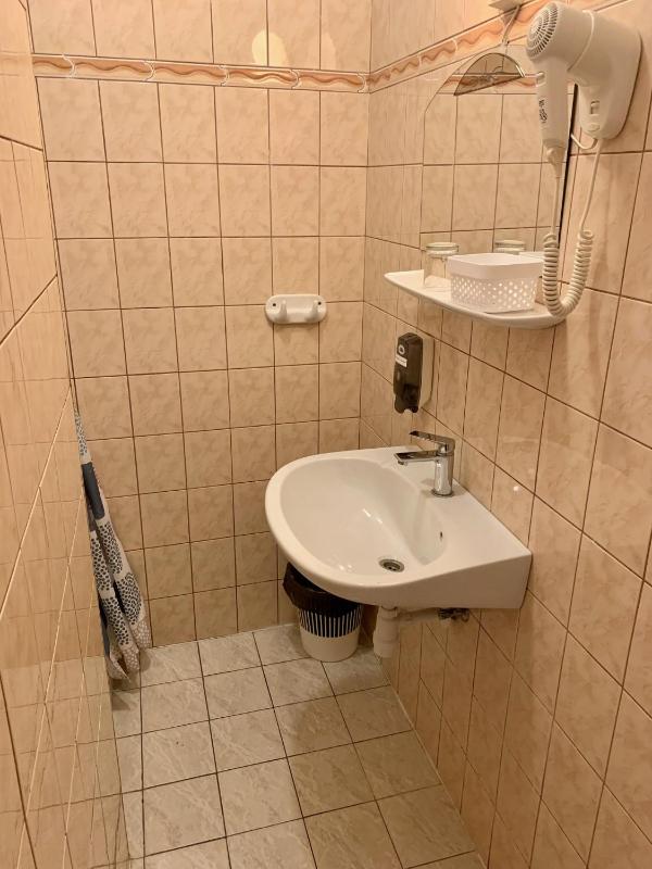 Twin Room image 4